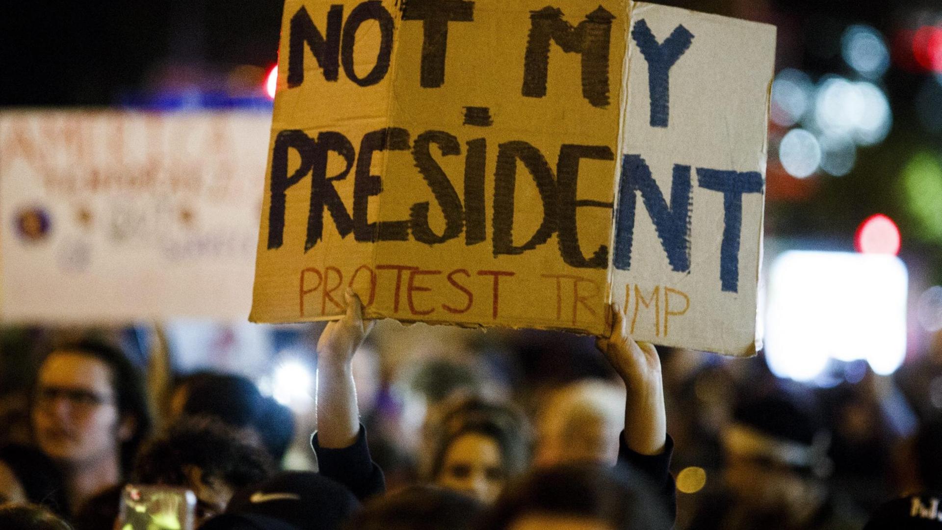 Ein Demonstrant in New York hält ein Schild mit der Aufschrift "Nicht mein Präsident" hoch.