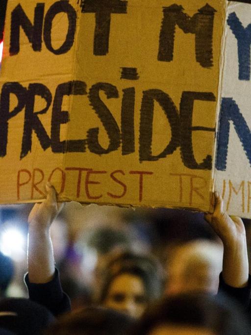Ein Demonstrant in New York hält ein Schild mit der Aufschrift "Nicht mein Präsident" hoch.