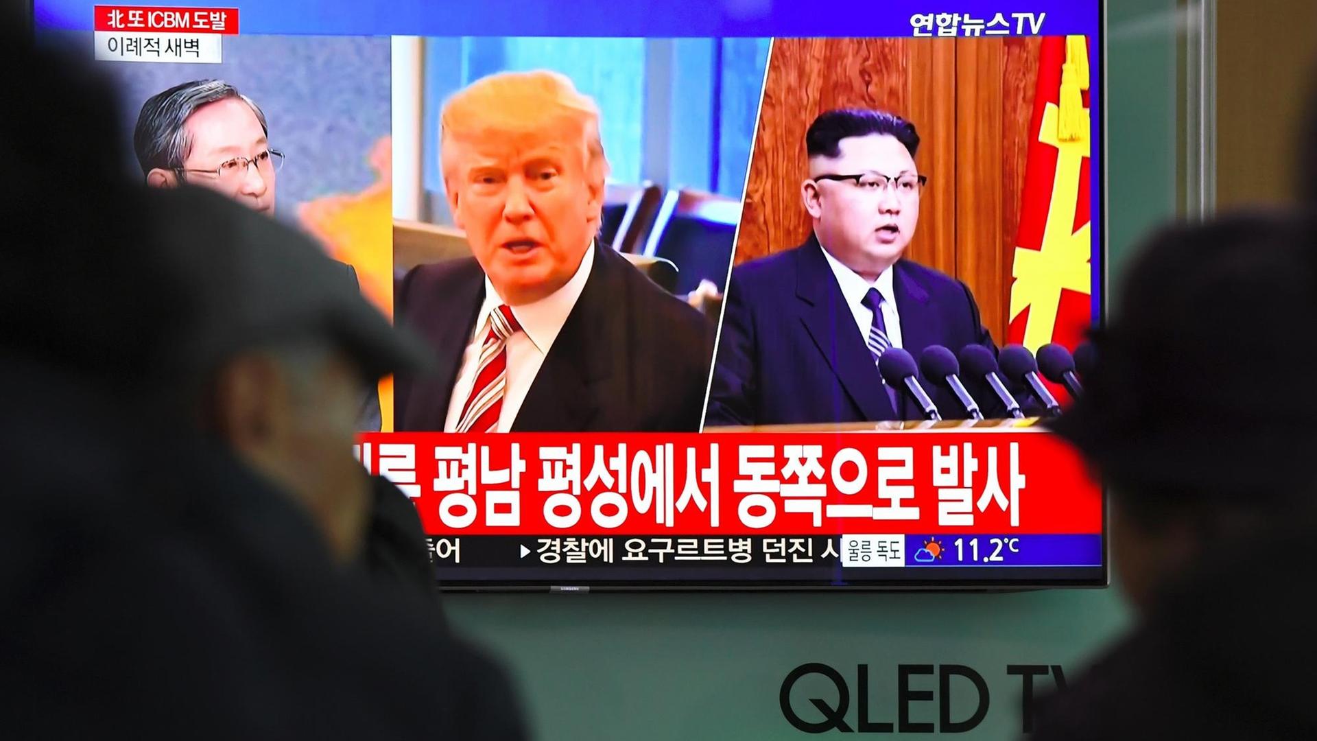 In einer Bahnstation in Seoul in Südkorea stehen Menschen vor einem TV-Bildschirm, auf dem US-Präsident Donald Trump und Nordkoreas Machthaber Kim Jong-Un zu sehen sind.
