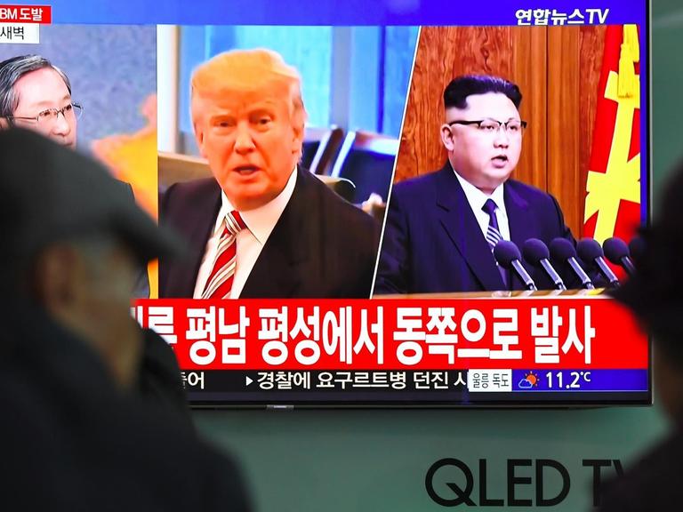 In einer Bahnstation in Seoul in Südkorea stehen Menschen vor einem TV-Bildschirm, auf dem US-Präsident Donald Trump und Nordkoreas Machthaber Kim Jong-Un zu sehen sind.