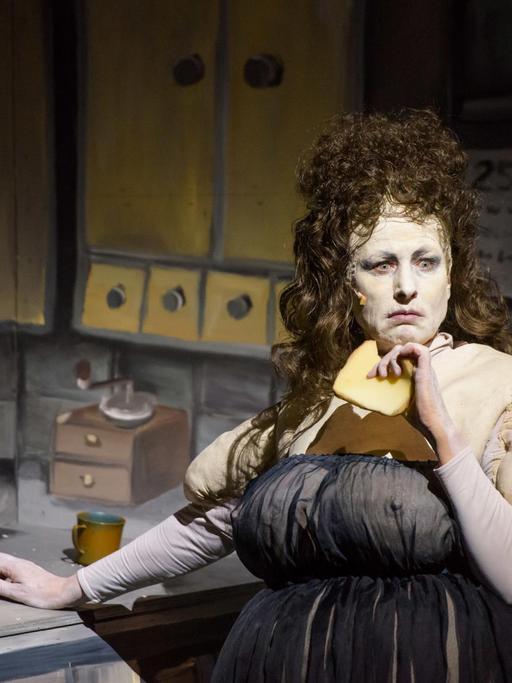 Corinna Harfouch probt als Lady Macbeth auf der Bühne des Deutschen Nationaltheaters Weimar