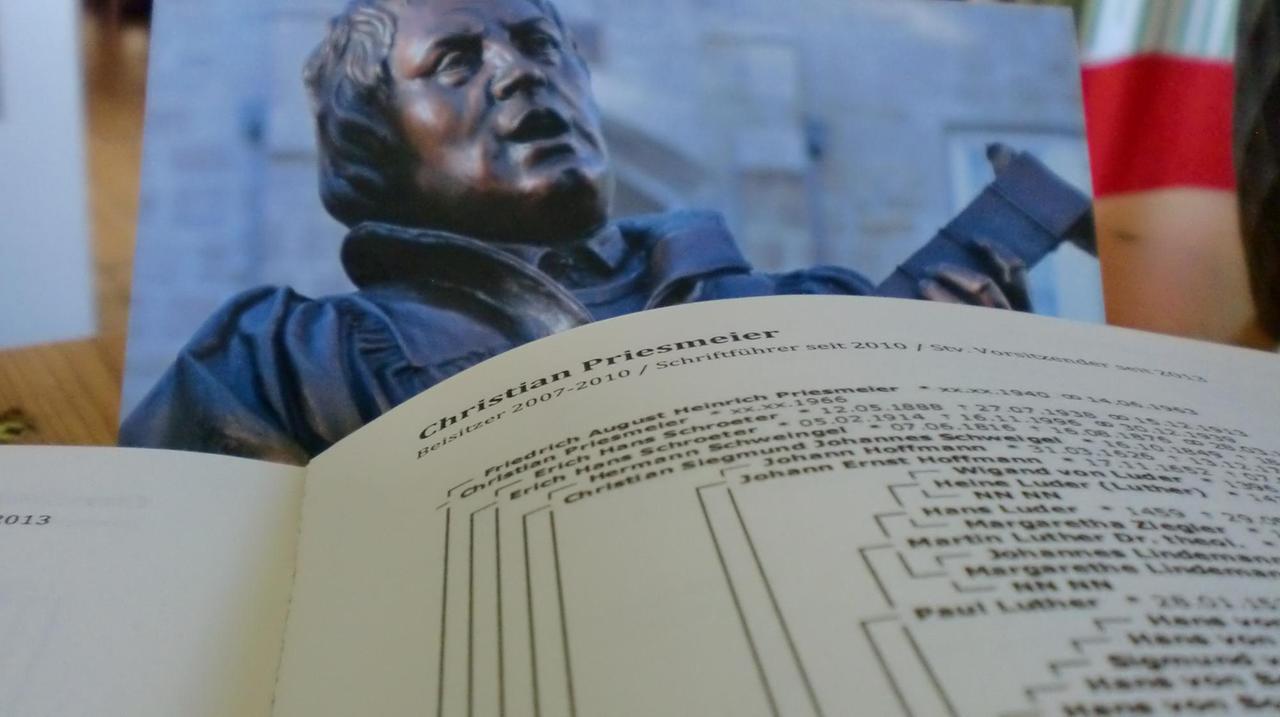 Christian Priesmeiers Stammbaum im Ahnenbuch der Lutheriden - und eine Luther-Postkarte, die er aus den USA mitgebracht hat.