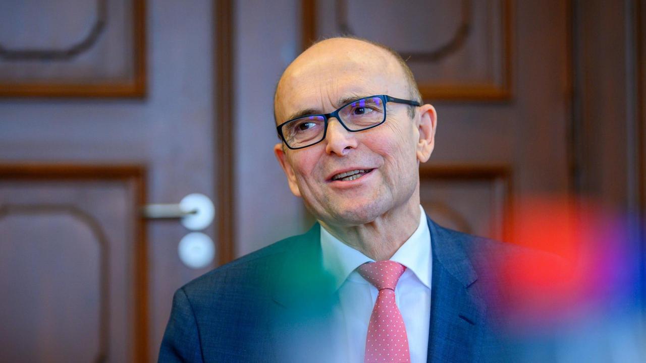 Erwin Sellering (SPD), früherer Ministerpräsident von Mecklenburg-Vorpommern, bei einer Pressekonferenz