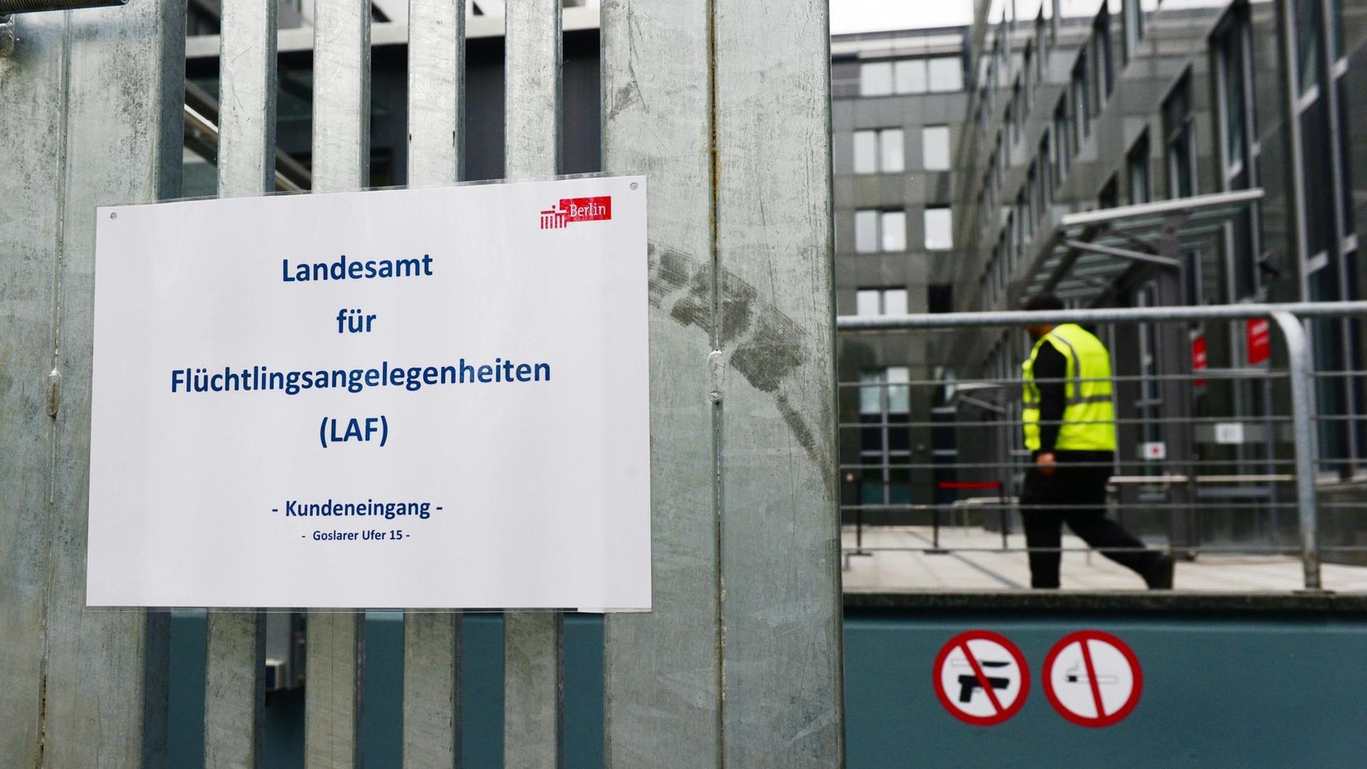 Am Eingangsbereich des neuen Standorts des Landesamtes für Flüchtlingsangelegenheiten (LAF) sind am 16.05.2017 in Berlin Pictogramme angebracht, die die Besucher anweisen, nicht zu Rauchen und keine Waffen mit auf das Gelände zu bringen.