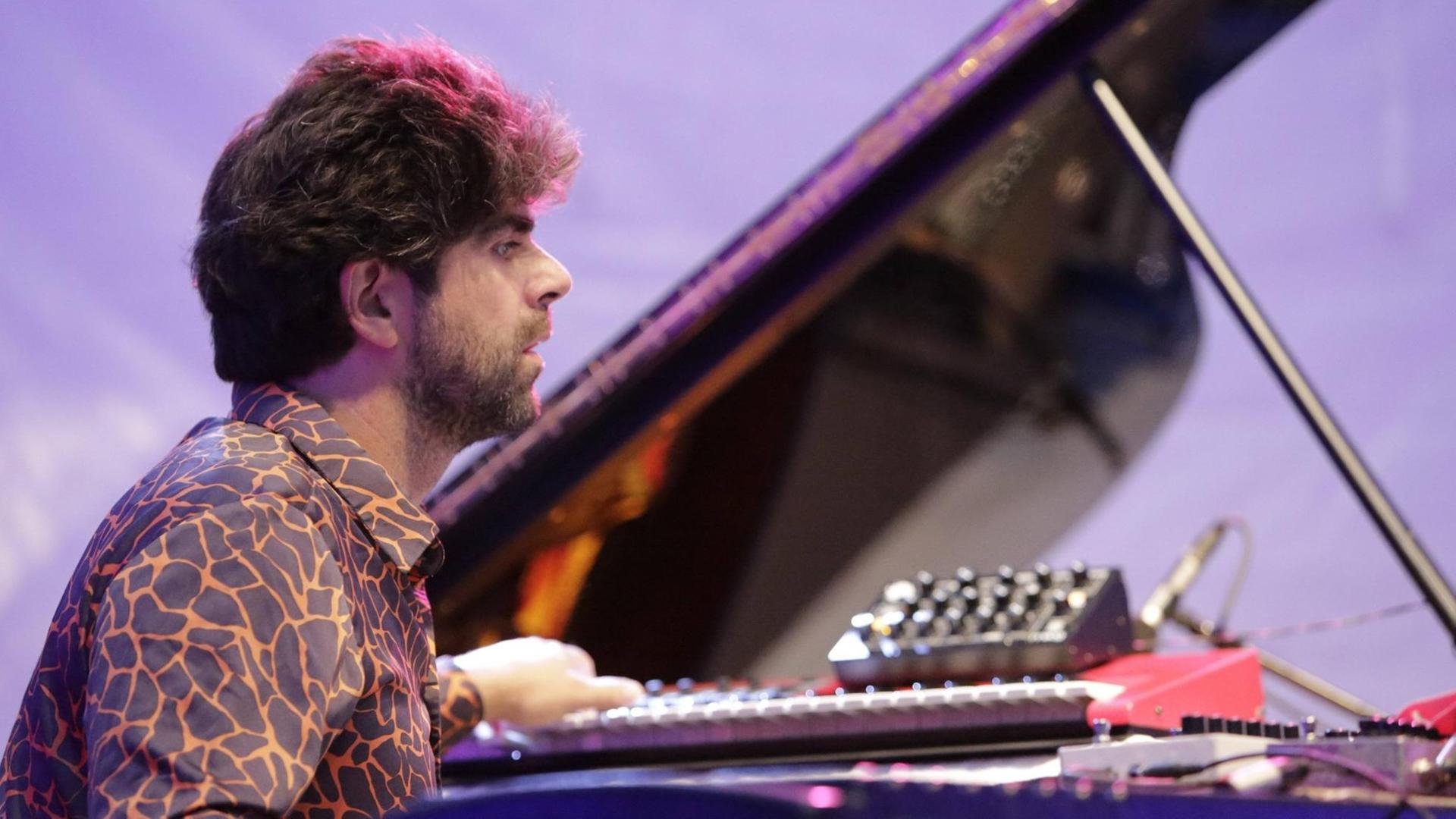 Der Pianist Benjamin Moussay vom Louis Sclavis Atlas Trio beim "Jazz and Joy Festival" 2014 in Worms.