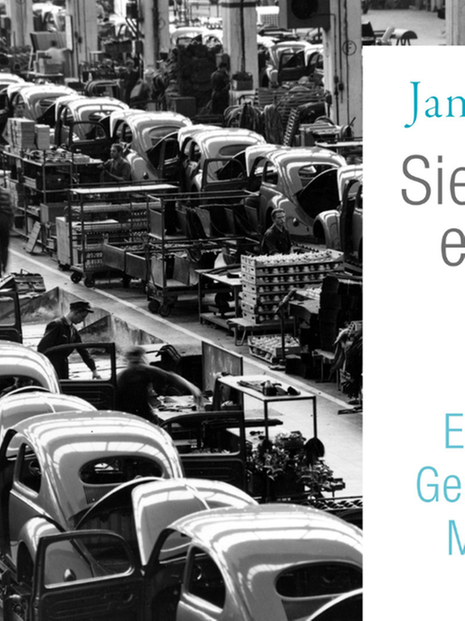 James Suzmans Buch "Sie nannten es Arbeit. Eine andere Geschichte der Menschheit" vor einem Fließband der Autoindustrie