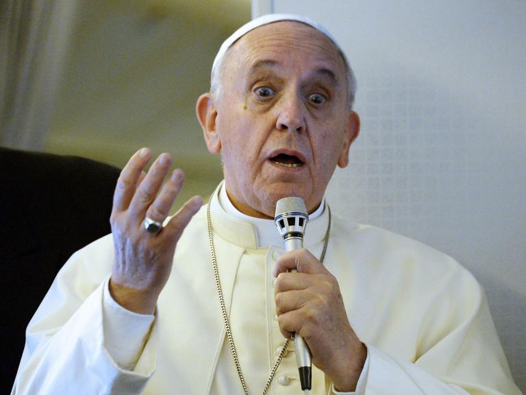 Papst Franziskus gibt eine Pressekonferenz im Flugzeug auf dem Rückweg von seiner Reise nach Südkorea.