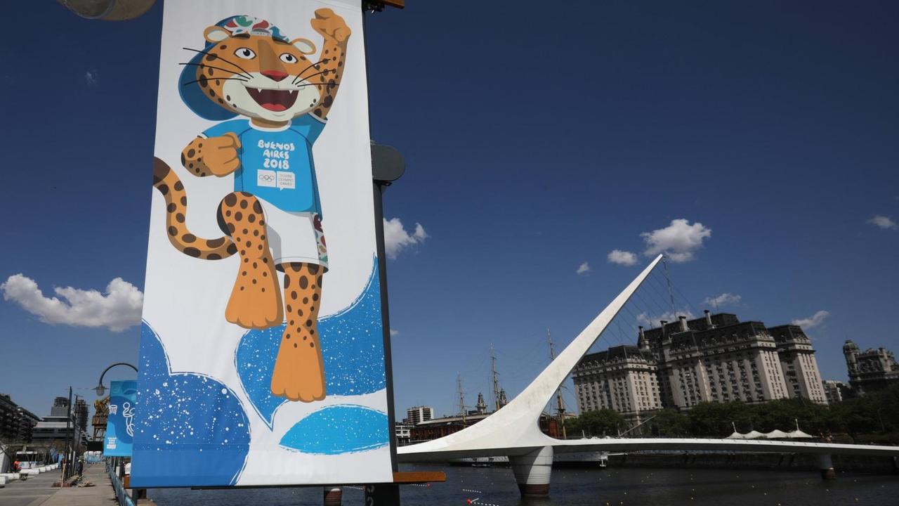 Eine Fahne der Olympischen Jugend-Sommerspiele hängt über dem Wasser an der Puente de la Mucher.