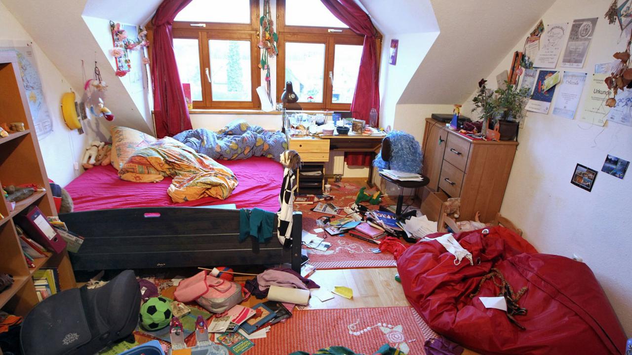 Das unaufgeräumte Zimmer eines elf-jährigen Mädchens aufgenommen in Isny (Schwaben).