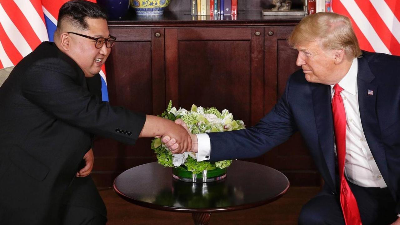 Die Staats-Chefs von Nordkorea und den USA, Kim Jong Un und Donald Trump, haben sich getroffen.