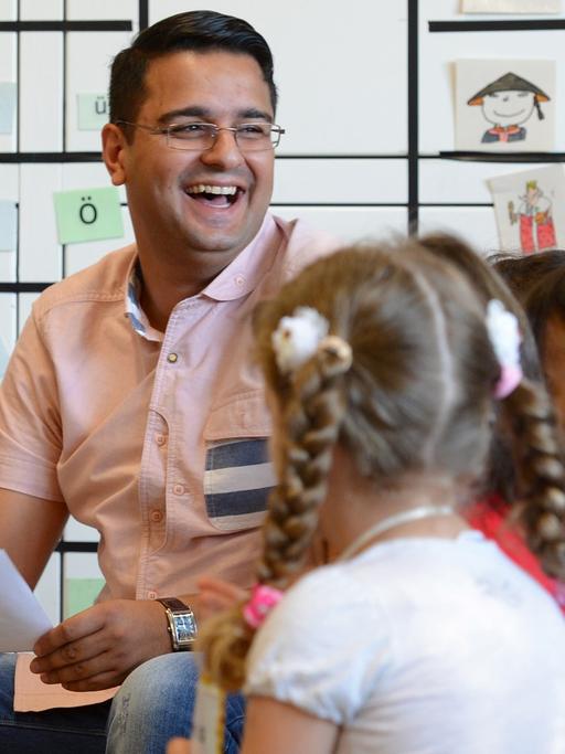 Ein Islamlehrer mit Schülern der ersten Klasse beim islamischen Religionsunterricht.