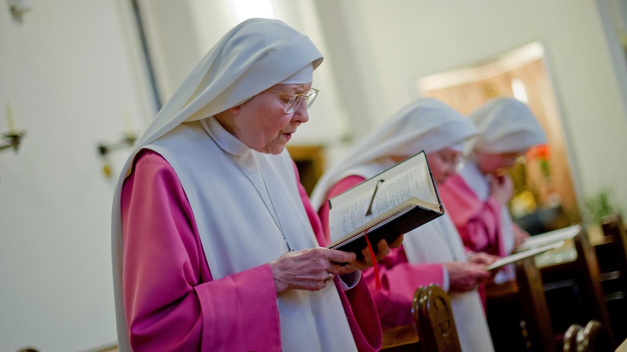 Die Nonne Mechthild betet gemeinsam mit anderen Anbetungsschwestern in Berlin im Kloster St. Gabriel in der Kirche, aufgenommen 2015.