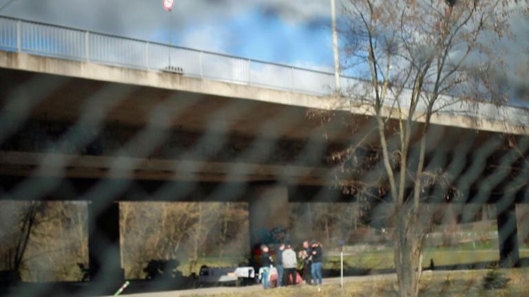 Obdachlose Jugendliche unter einer Brücke.