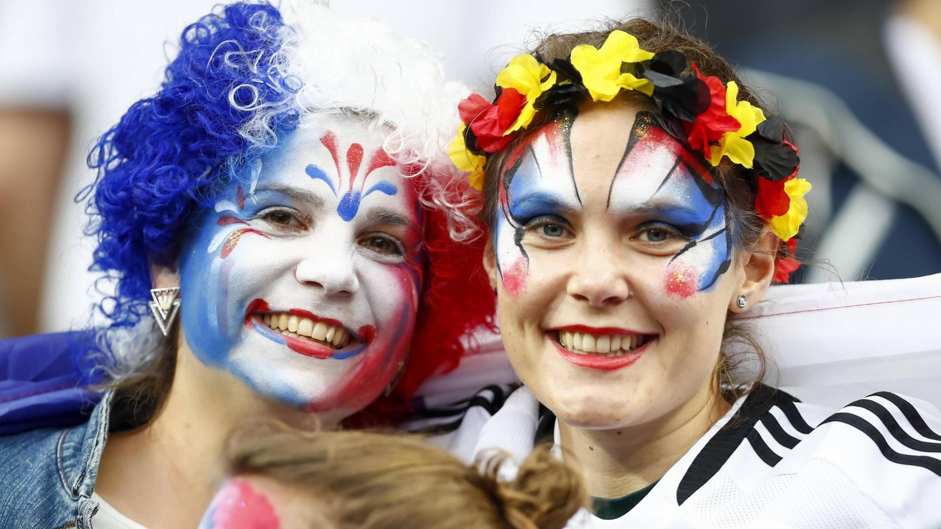 Fans der französischen und der deutschen Nationalmannschaft in St. Denis bei der Fußball-Europameisterschaft.
