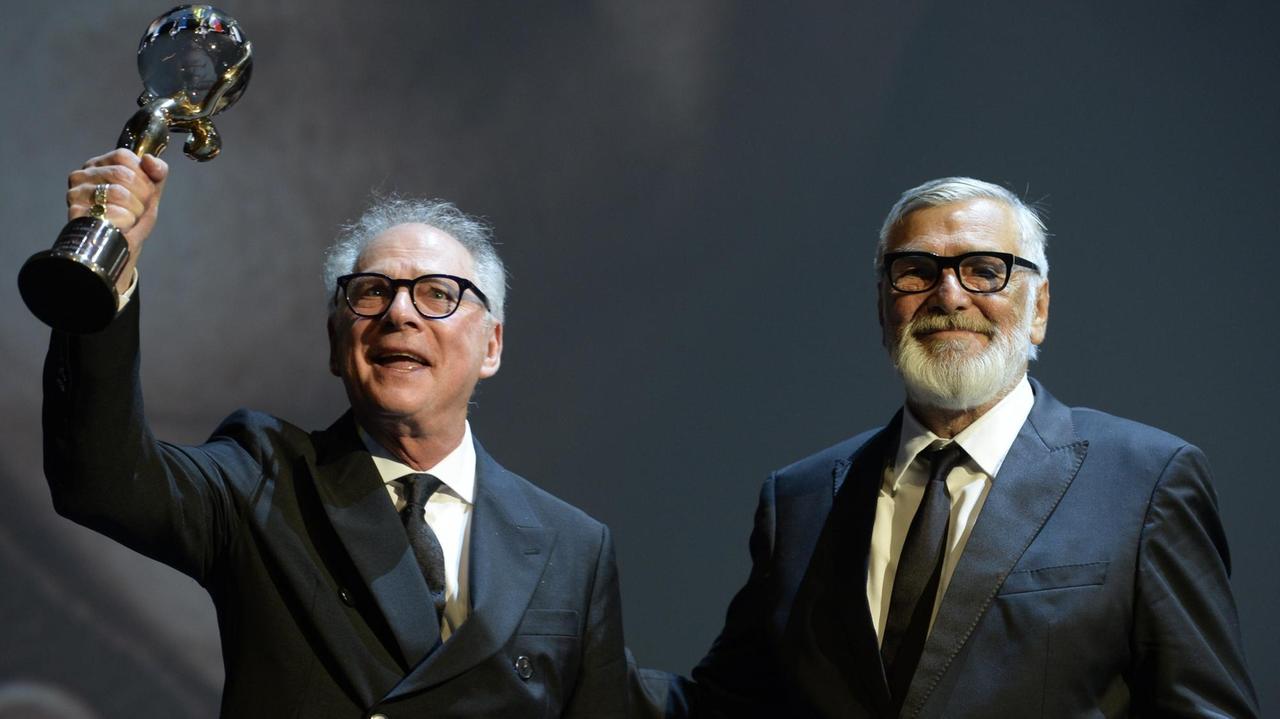 Regisseur Barry Levinson bekommt den Kristallglobus überreicht von Jiri Bartoska, dem Präsidenten des 53. Internationalen Filmfestivals Karlovy Vary.