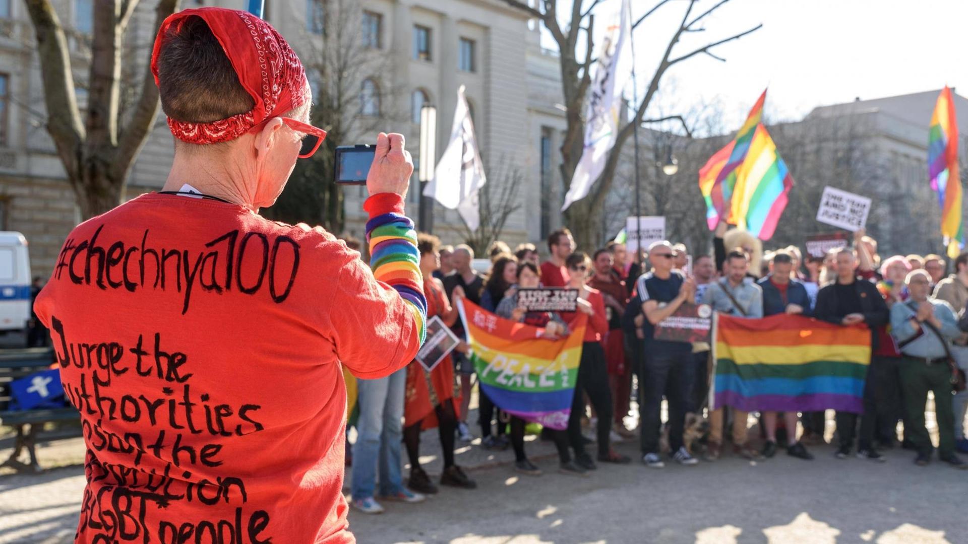 Solidaritätskundgebung mit der LGBT-Community in Tschetschenien vor der Russischen Botschaft in Berlin.