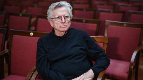 Der Tübinger Hirnforscher Niels Birbaumer sitzt nach einem Vortrag zum Thema Hirnforschung in einem Saal der Uiversität Tübingen.