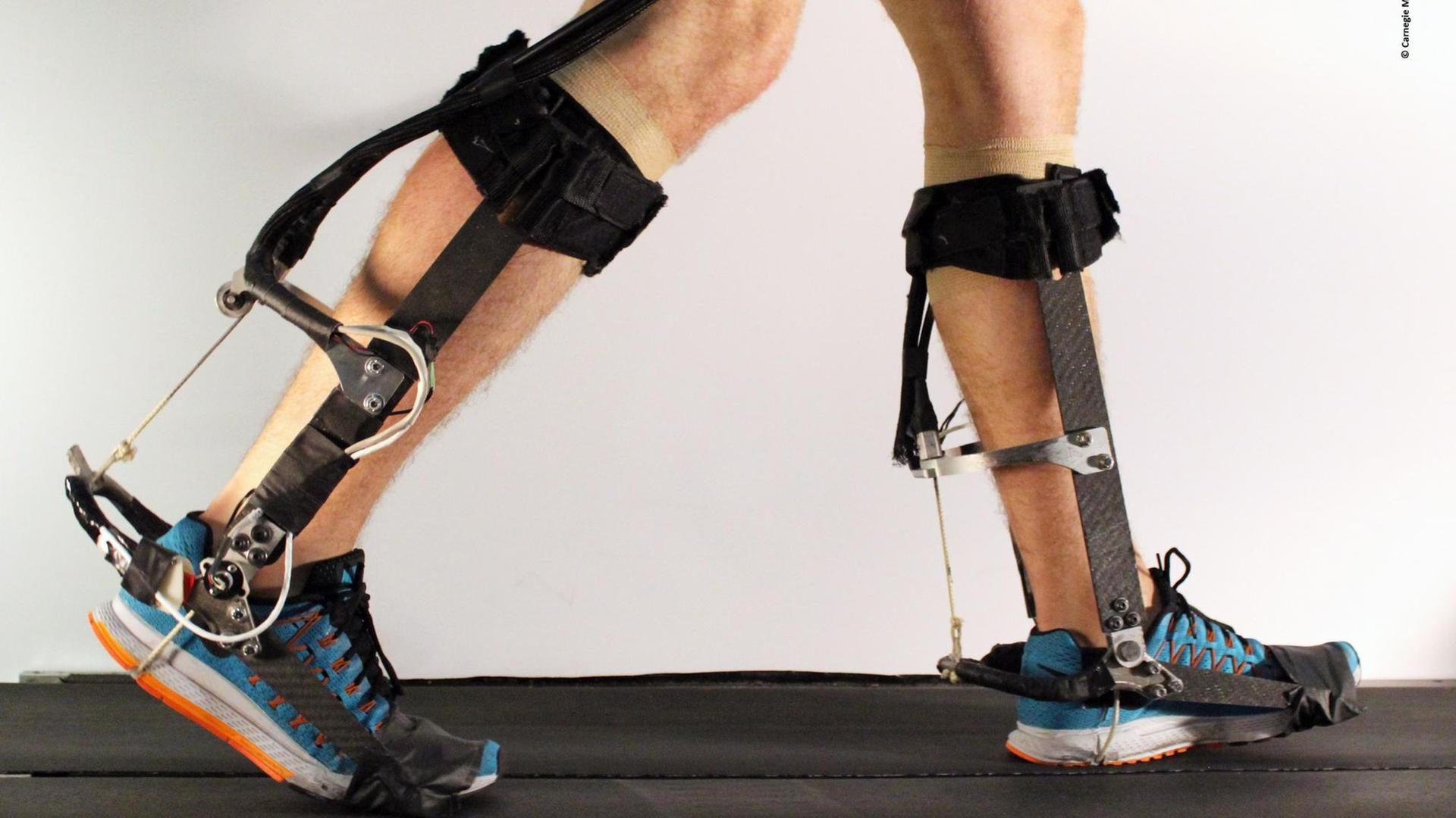 An den Beinen eines Probanden im Labor wurde ein Exoskelett geschnallt, eine neuartige adaptive Gehhilfe.