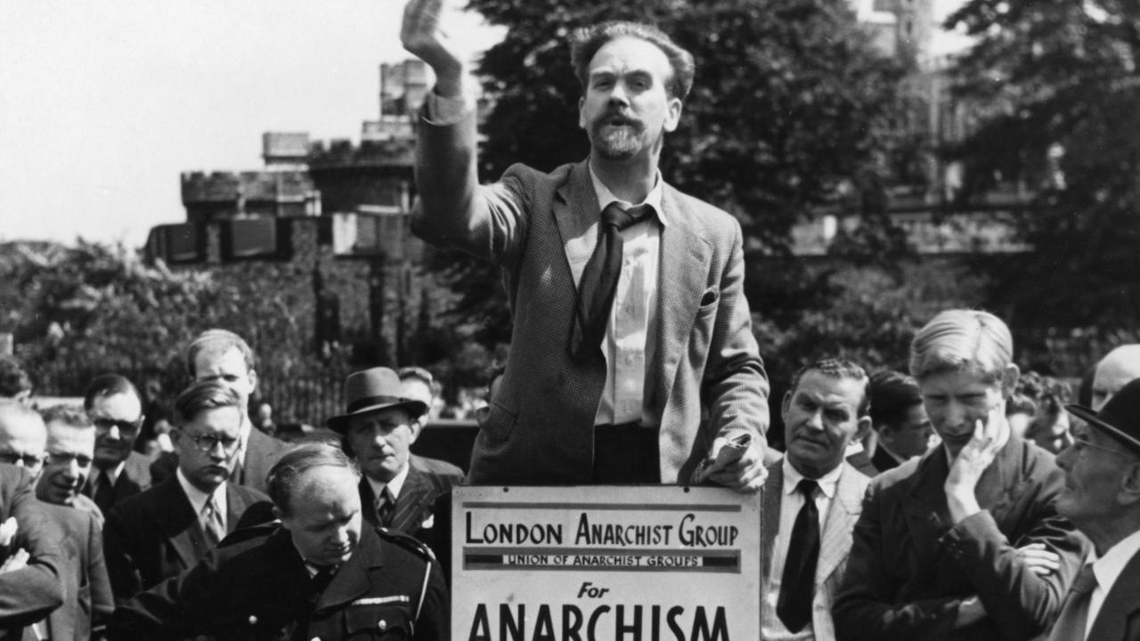 Ein Mitglied der London Anarchist Group bei einer improvisierten Rede vor Passanten am Londoner Tower.