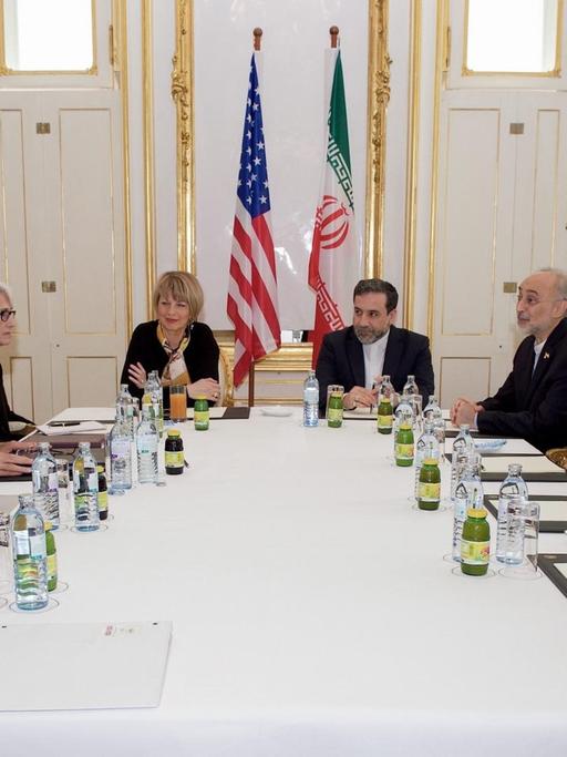 US-Außenminister Kerry und sein iranischer Amtskollege Sarif sitzen am 30. Juni in Wien gemeinsam mit zahlreichen weiteren Delegationsmitgliedern an einem Tisch.