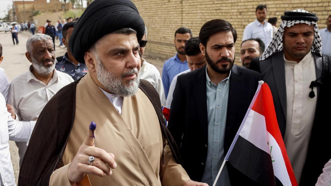 Der schiitische Prediger Muqtada as-Sadr und seine Saairun-Allianz holten im Mai mit 16 Prozent der Stimmen, die meisten Sitze im Parlament.