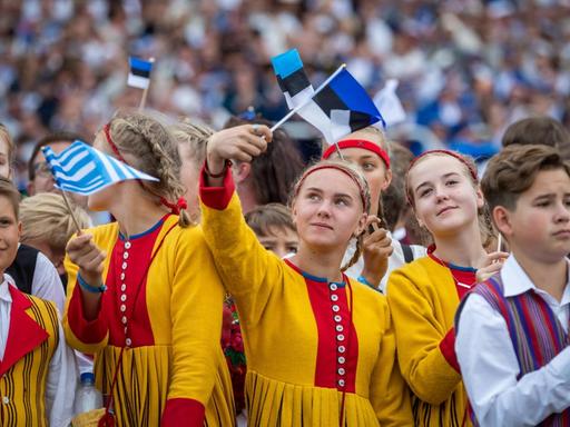 Kinder in Trachten beim Sängerfest in Tallinn, Estland am 06.07.2019