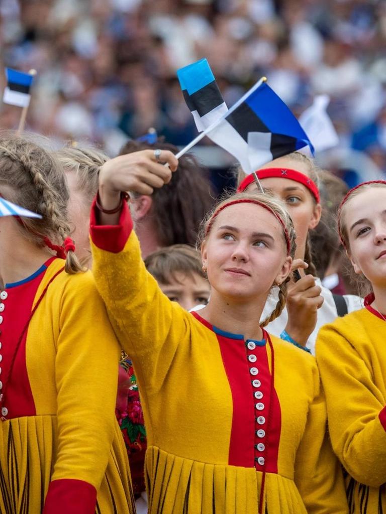 Kinder in Trachten beim Sängerfest in Tallinn, Estland am 06.07.2019