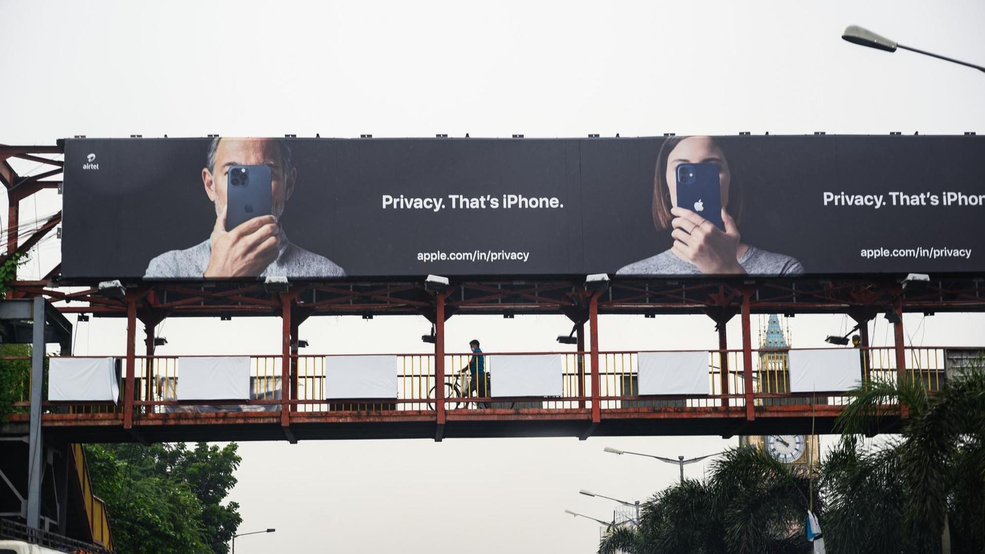 "Privacy. That's iPhone." steht auf einem Apple-Werbeplakat über einer Straßenbrücke