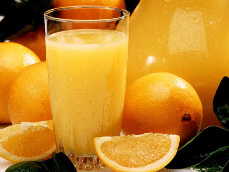 Badematte Frische Orangen in Saft spritzen, isoliert auf weißem Hintergrund  