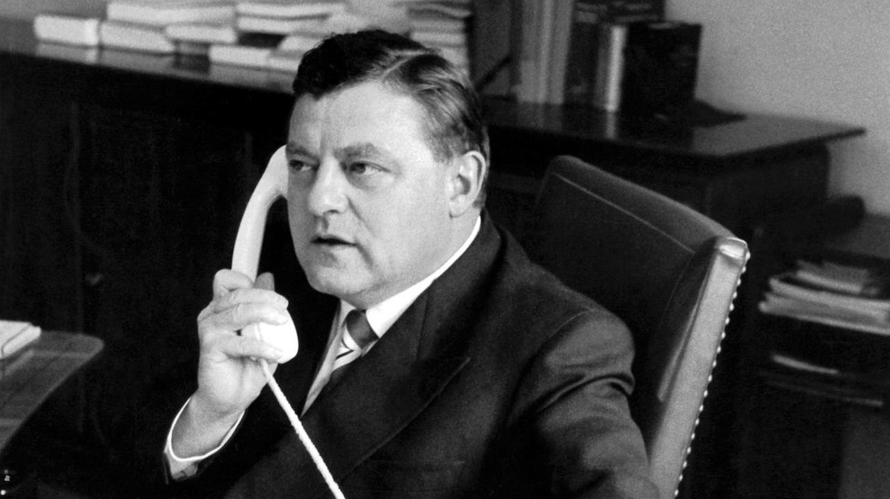 Bundesverteidigungsminister Franz Josef Strauß telefoniert im September 1960 