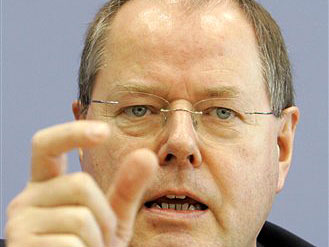 Bundesfinanzminister Peer Steinbrück berichtet auf einer Pressekonferenz über den Abschluss des Bundeshaushaltes 2006. Bundesfinanzminister Peer Steinbrück berichtet auf einer Pressekonferenz über den Abschluss des Bundeshaushaltes 2006.