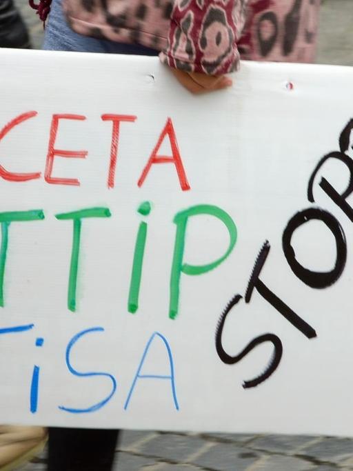 Eine Demonstration gegen die Handels- und Dienstleistungsabkommen TTIP, CETA und TISA.
