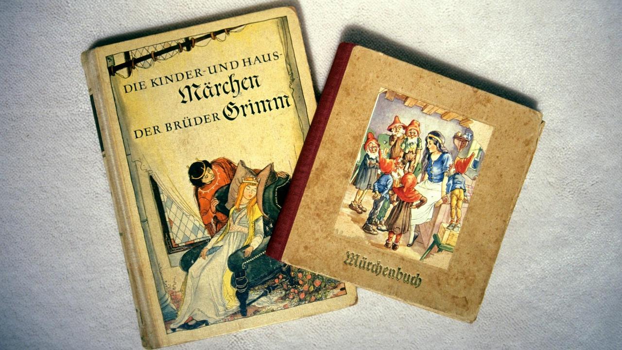 Zwei Buchausgaben von Grimms Märchen