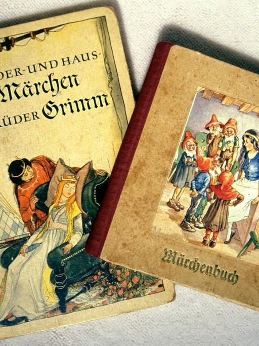 Zwei Buchausgaben von Grimms Märchen