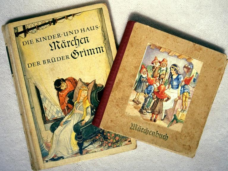 Zwei Buchausgaben von Grimms Märchen