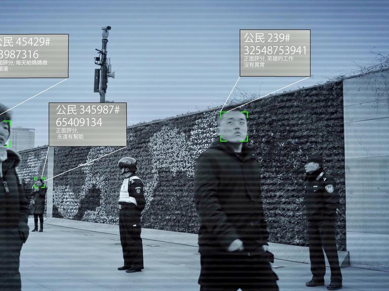 Eine Überwachungskamera erfasst automatisiert Gesichter und zeigt Informationen zu den erfassten Personen an.