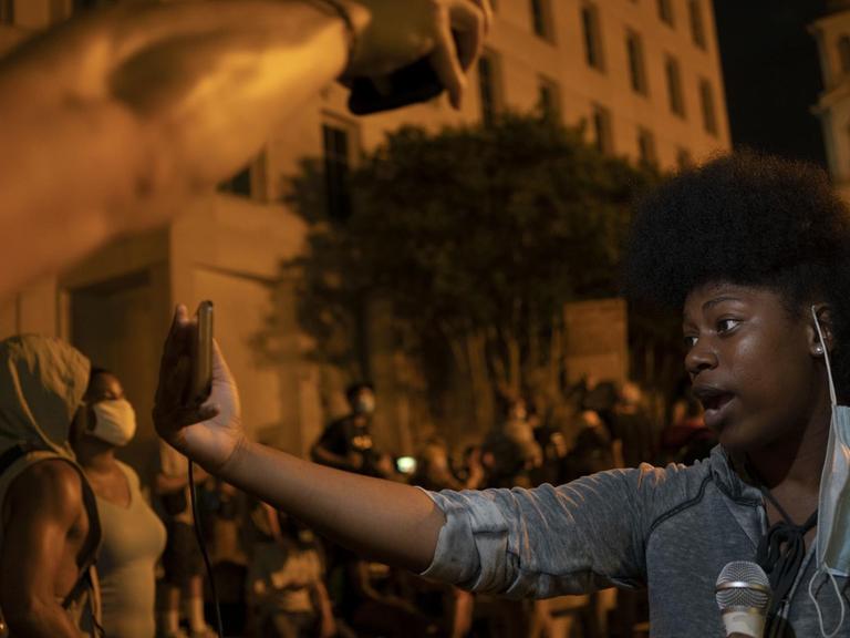 Eine Journalistikstudentin berichtet für ihre Studentenzeitung während einer George Floyd-Protestveranstaltung vor dem Weißen Haus am Mittwoch, 3. Juni 2020 in Washington.