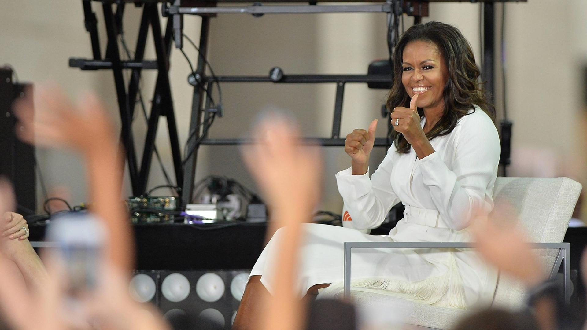 Michelle Obama während eines Fernsehauftritts in der NBC Today Show am 11. Oktober 2018 winkt Fans zu.
