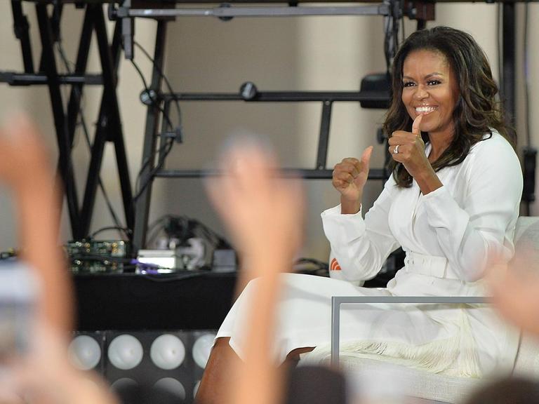 Michelle Obama während eines Fernsehauftritts in der NBC Today Show am 11. Oktober 2018 winkt Fans zu.