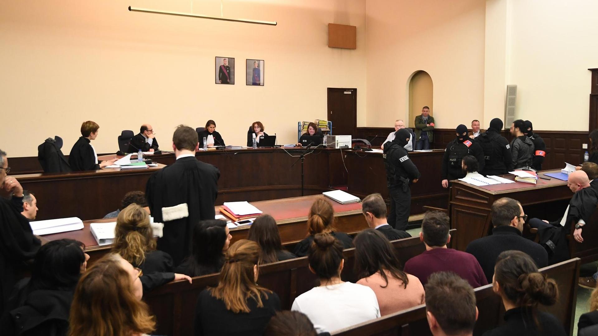 Blick in den Gerichtssaal des Palais de Justice in Brüssel vor Beginn des Prozesses am 5. Februar 2018. Der Hauptverdächtige Salah Abdeslam (2. von rechts), ist umgeben von Polizisten einer Spezialeinheit