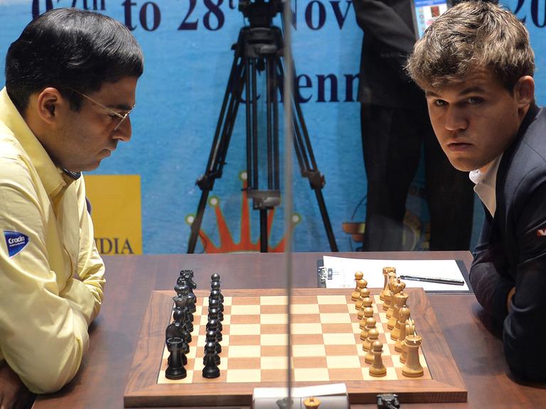 Der Inder Viswanathan Anand (l.) und der Norweger Magnus Carlsen bei den 10. Schach-Weltmeisterschaften in Chennai im Jahr 2013.