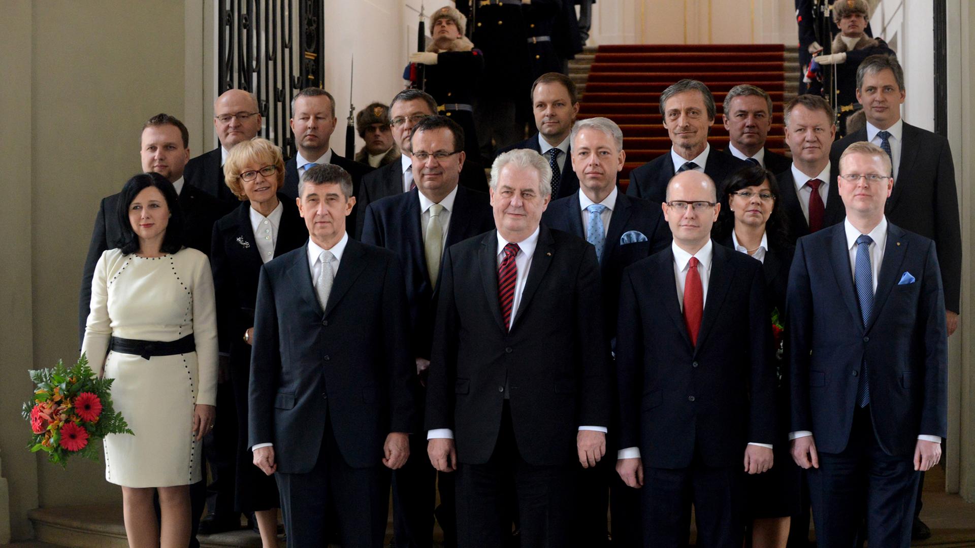 Tschechischer Präsident Milos Zeman (Mitte, erste Reihe) posiert mit den neuen Ministern und Mitgliedern der neuen Regierung am 29. Januar 2014 in Prag.