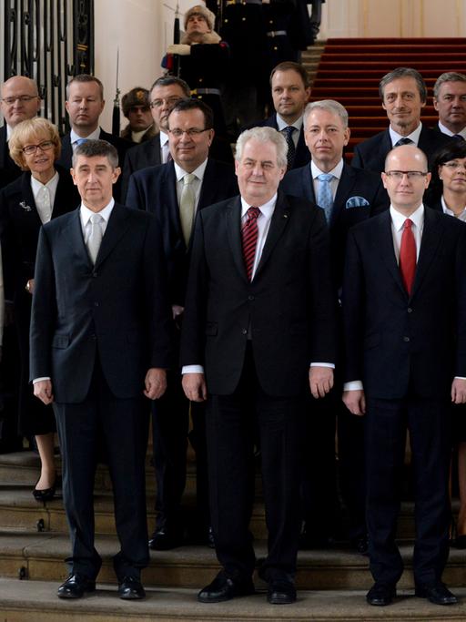 Tschechischer Präsident Milos Zeman (Mitte, erste Reihe) posiert mit den neuen Ministern und Mitgliedern der neuen Regierung am 29. Januar 2014 in Prag.