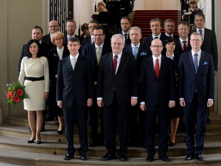 Tschechischer Präsident Milos Zeman (Mitte, erste Reihe) posiert mit den neuen Ministern und Mitgliedern der neuen Regierung am 29. Januar 2014 in Prag.