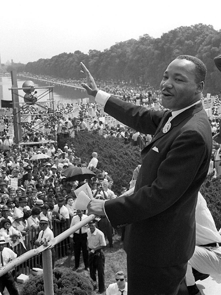 Martin Luther King am 28. August 1963 in Washington, D. C. winkt den Demonstranten zu.