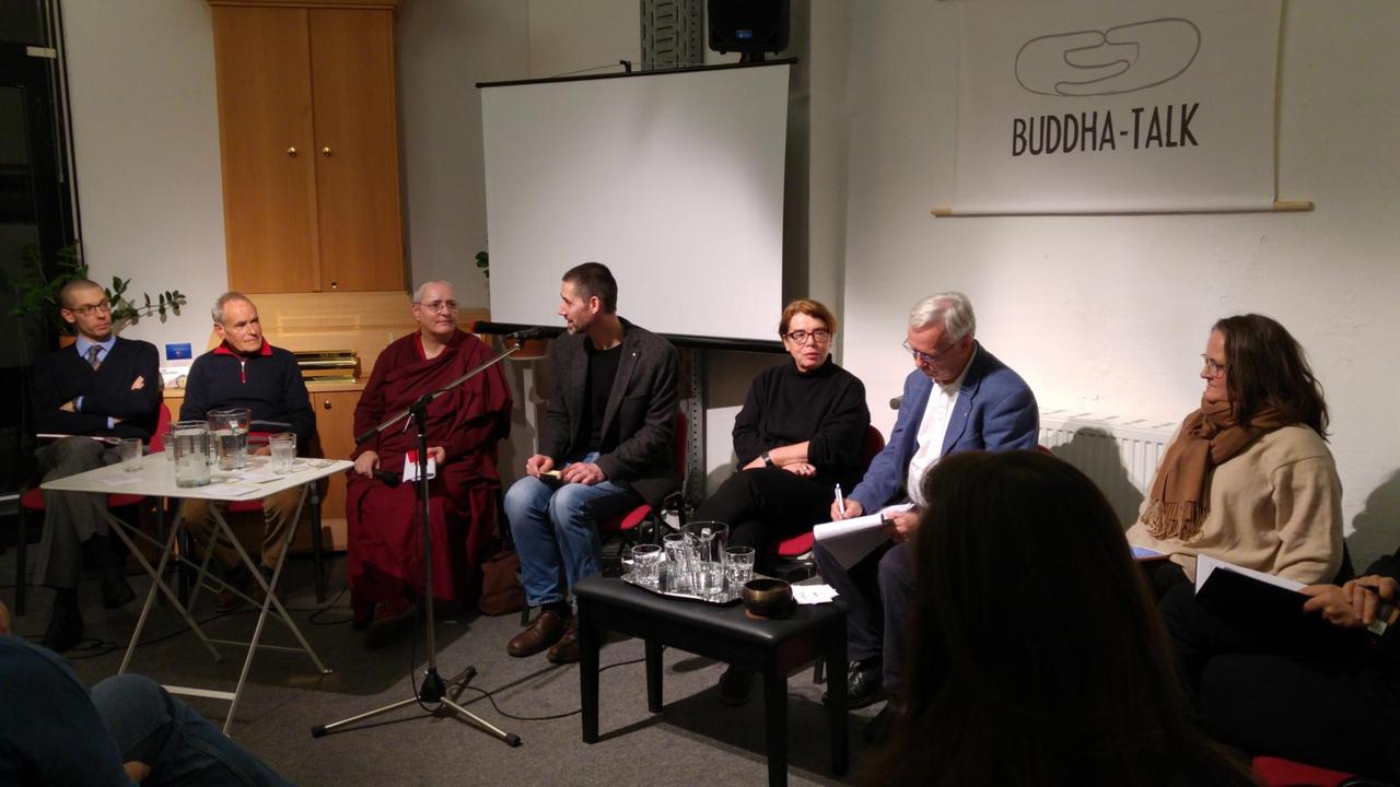 An der Podiumsdiskussionen über Machtmissbrauch in buddhistischen Gruppen haben Vertreter aller buddhistischen Richtungen teilgenommen