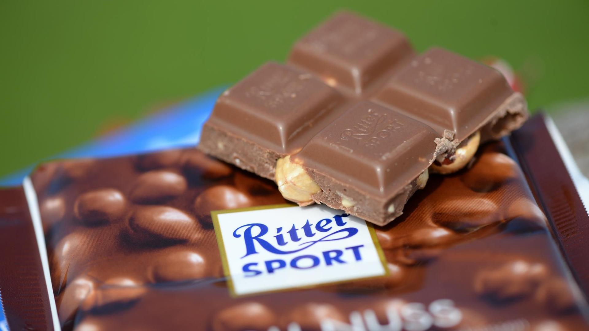 Nuss-Schokolade der Marke Ritter-Sport-Schokolade ist zu sehen.
