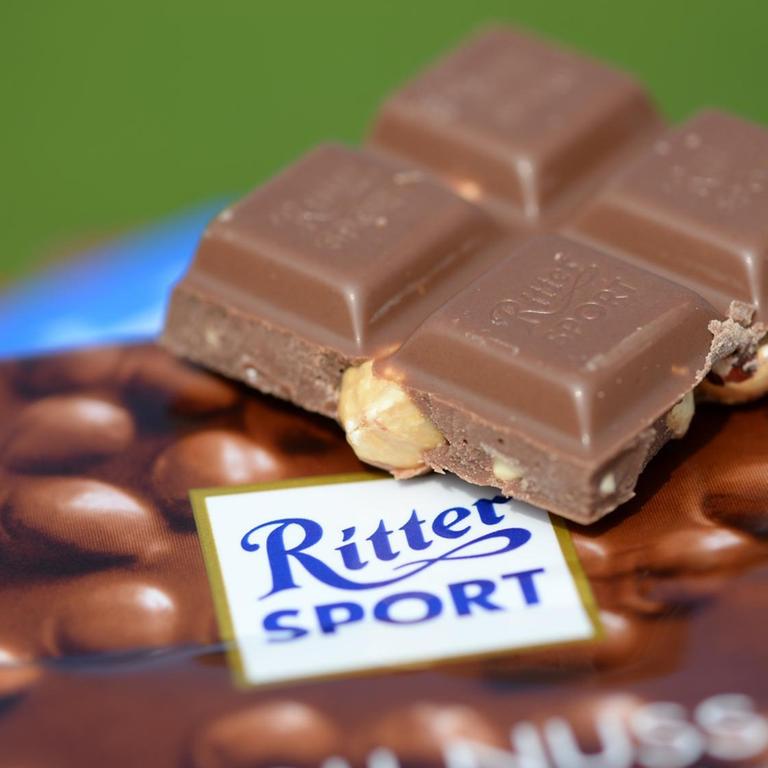 Nuss-Schokolade der Marke Ritter-Sport-Schokolade ist zu sehen.
