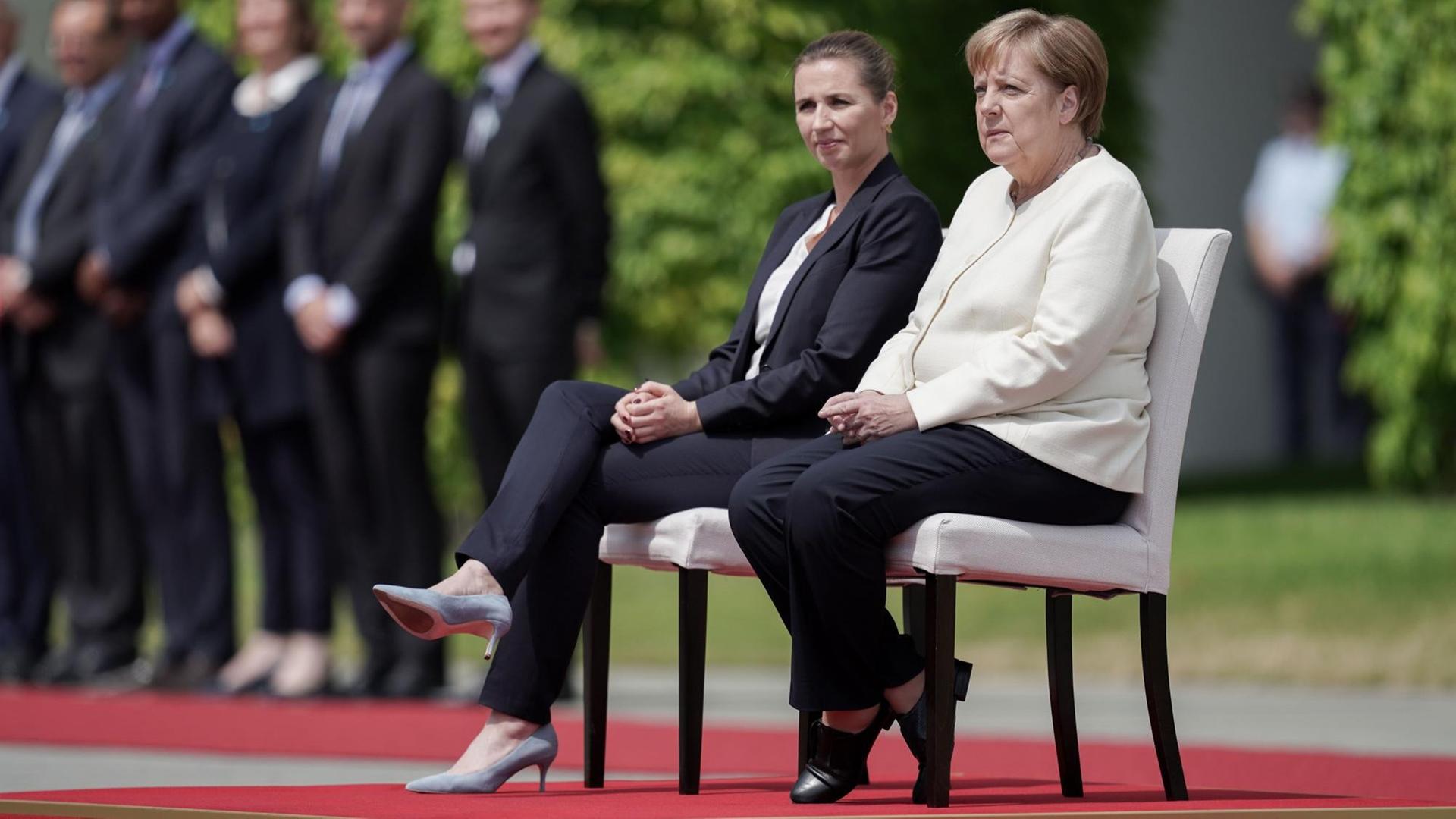 Berlin: Bundeskanzlerin Angela Merkel (CDU) sitzt neben der dänischen Ministerpräsidentin Mette Frederiksen beim Empfang vor dem Kanzleramt.
