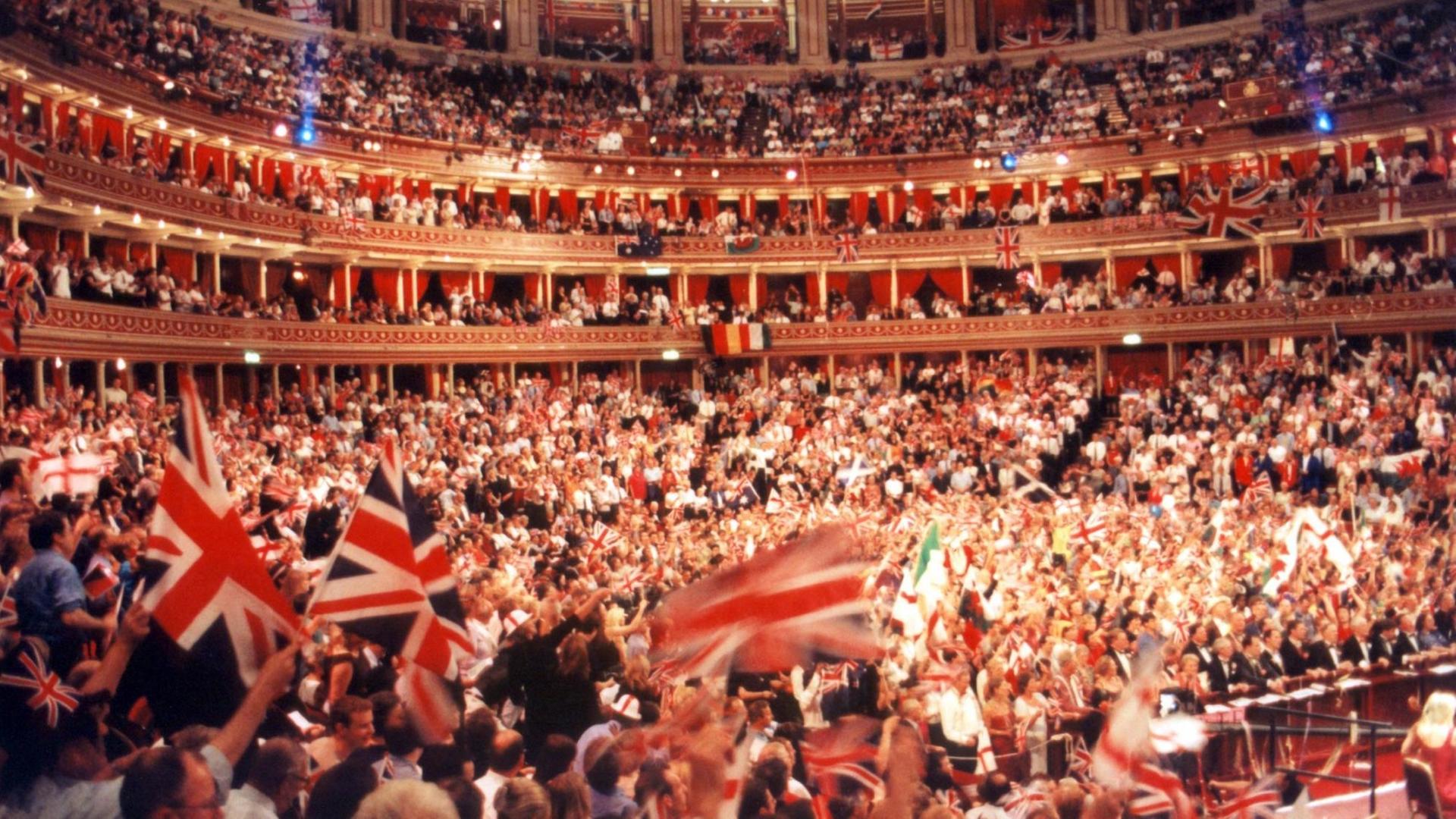 Begeisterte Zuhörer schwenken Fähnchen bei einem Konzert des BBC Symphonie Orchesters in der Royal Albert Hall in London.